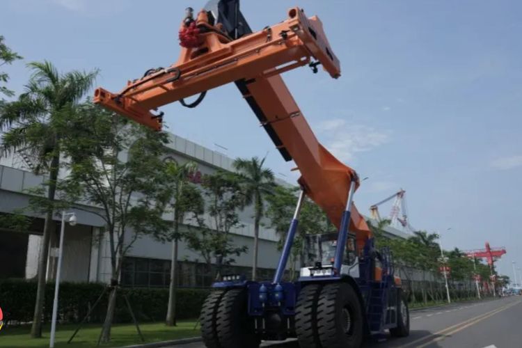 SANY Launches 50-Ton Energy-Storage Reach Stacker