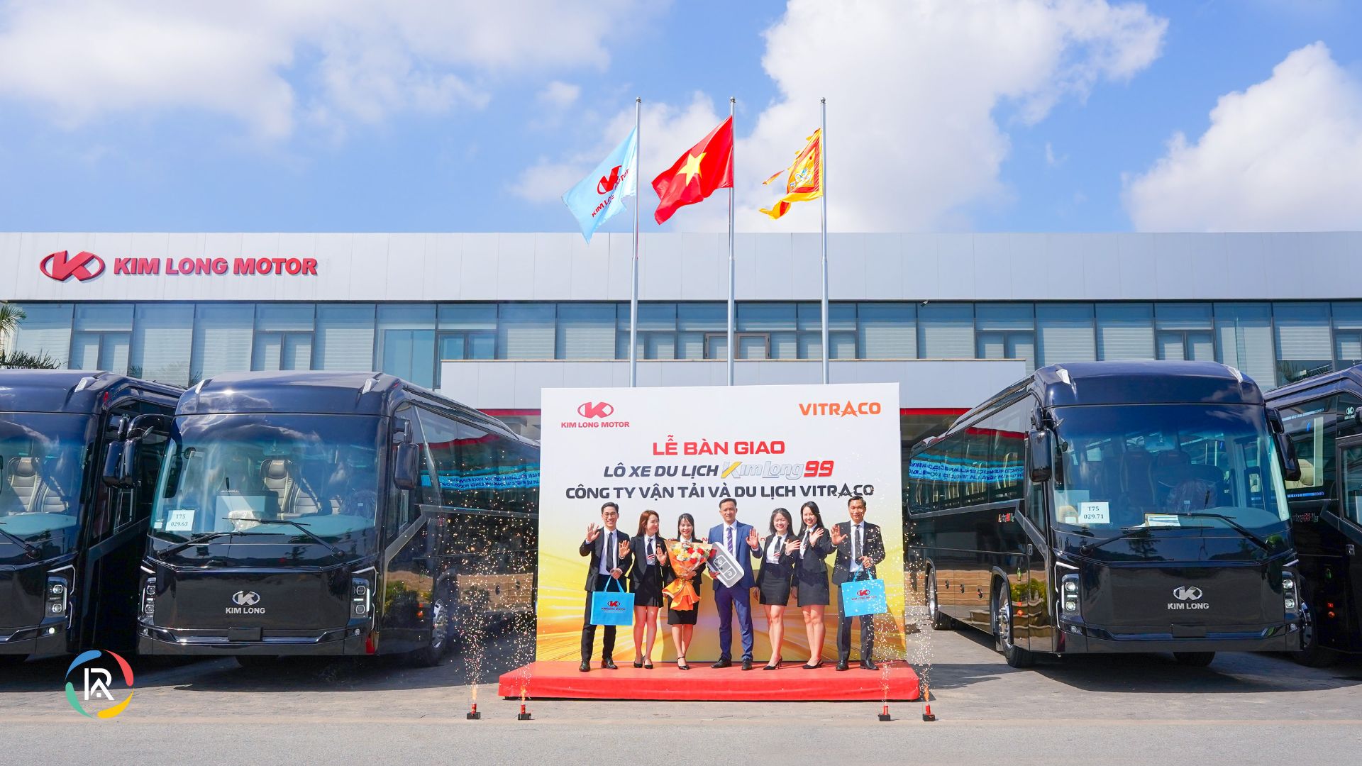Kim Long Motor delivers 12 Buses to Vitraco