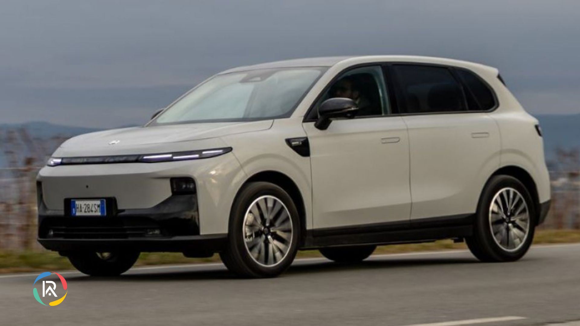 Leapmotor Debuts B10 Hybrid EV at Brussels Motor Show