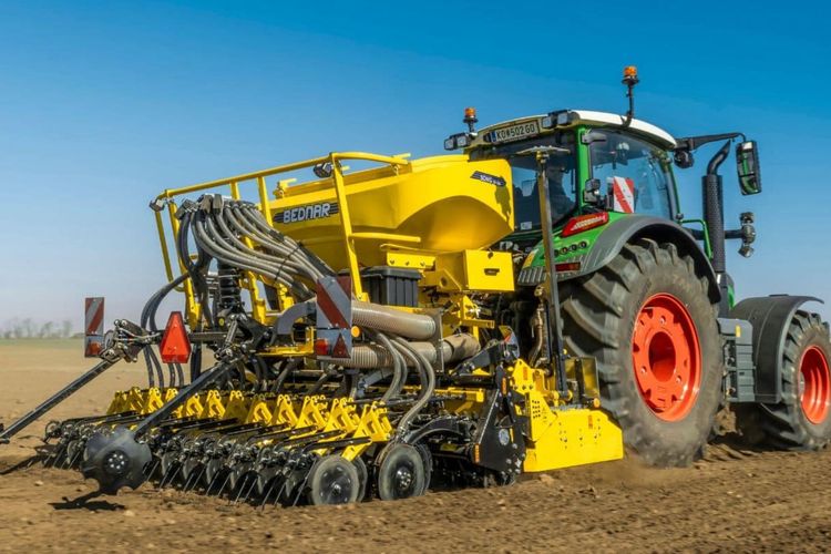 BEDNAR Unveils Soniq ON Mounted Seeding Combination