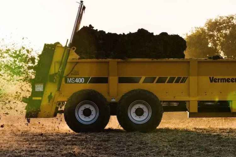 Vermeer Ships First MS400 Manure Spreaders in U.S